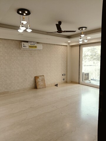 Room in 4 BHK Builder Floor at Unitech South City II, Sector 50 – for Rent