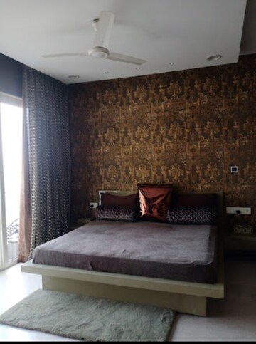 Bedroom in 2.5 BHK Apartment at Oberoi Realty Woods, Goregaon East – for Rent