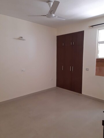 Room in 3 BHK Apartment at Omaxe HillS-ii, Sector 43 – for Rent