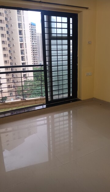Room in 2 BHK Apartment at K Raheja Heights, Malad East – for Rent
