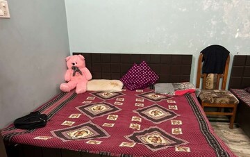 Bedroom in 2 BHK Independent House at Aliganj – for Rent