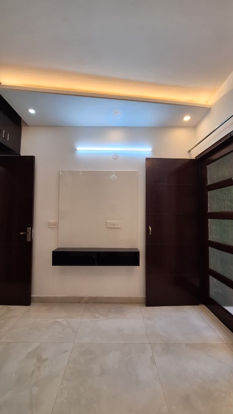 Room, dhakoli village 3 Bedroom 120 Sq.Yd. Builder Floor In Dhakoli Village Zirakpur 8449160