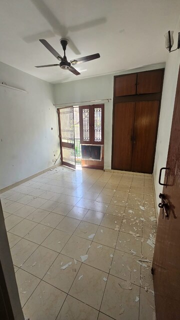 Room in 3 BHK Apartment at Sarita Vihar – for Rent