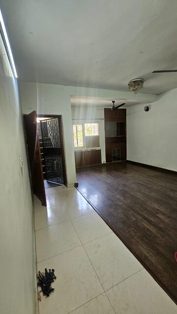 Room in 3 BHK Apartment at Sarita Vihar – for Rent