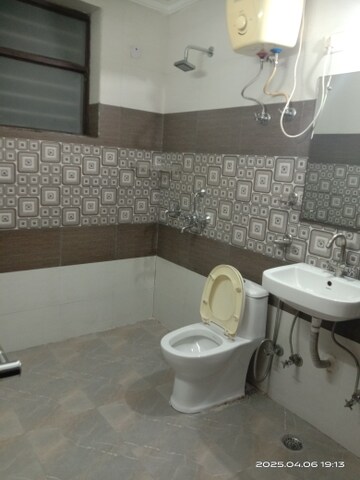 Bathroom in 1.5 BHK Builder Floor at Satyam Plaza, Sector 15 – for Rent