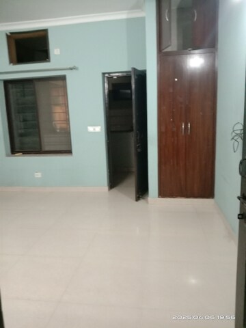 Room in 1.5 BHK Builder Floor at Milestone 32nd Avenue, Sector 15 – for Rent