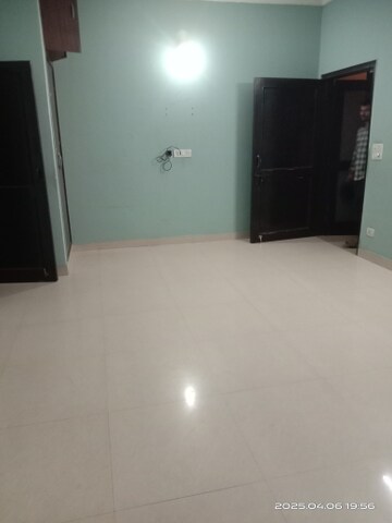 Room in 1.5 BHK Builder Floor at Milestone 32nd Avenue, Sector 15 – for Rent