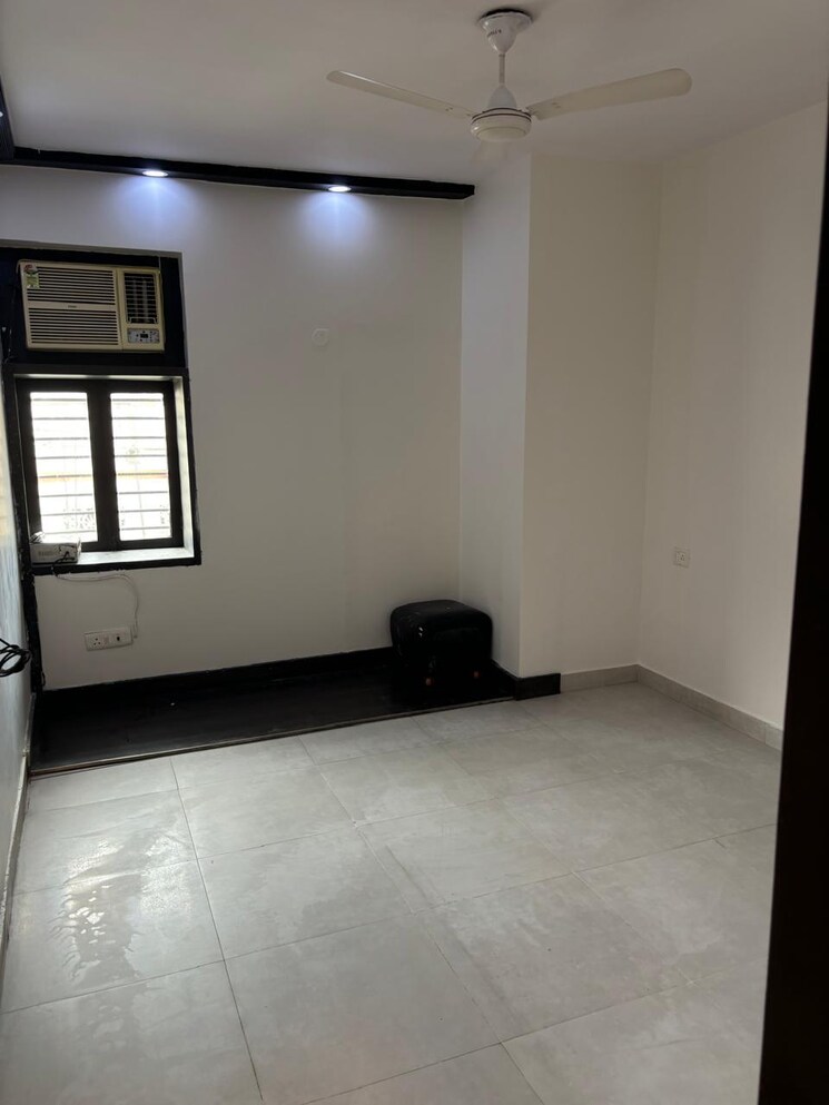 Room, pitampura 3 Bedroom 1000 Sq.Ft. Builder Floor In Pitampura Delhi 8449309