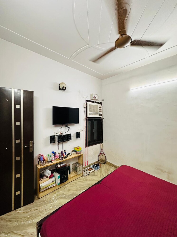 Room, rohini sector 25 3 Bedroom 900 Sq.Ft. Builder Floor In Rohini Sector 25 Delhi 8449397