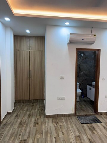 Room in 3 BHK Builder Floor at Chittaranjan Park – for Rent