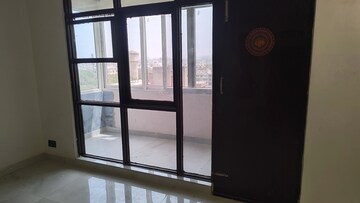 Room in 3 BHK Apartment at Sector 10a – for Rent