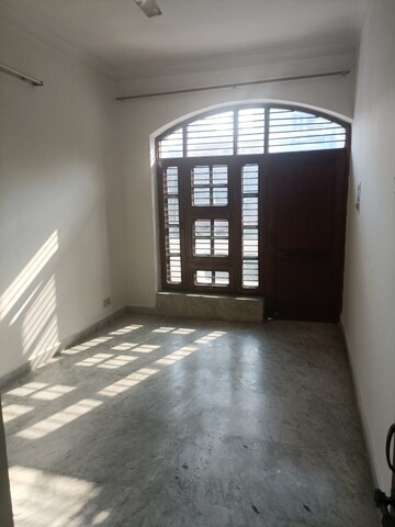 Room in 3 BHK Builder Floor at Milestone 32nd Avenue, Sector 15 – for Rent
