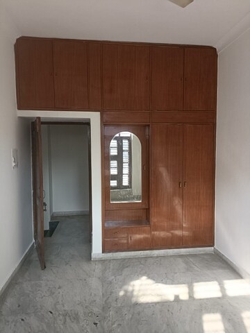 Room in 3 BHK Builder Floor at Milestone 32nd Avenue, Sector 15 – for Rent
