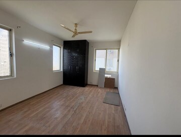 Room in 3 BHK Apartment at Ansal Sushant Estate, Sector 52 – for Rent