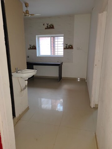 Room in 2 BHK Apartment at Tilekar Nagar – for Rent