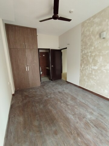 Room in 2.5 BHK Apartment at Mahagun Moderne, Sector 78 – for Rent