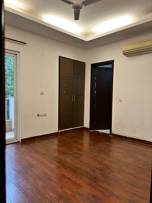 Room in 3 BHK Builder Floor at SS Southend Floors, South City 2 – for Sale