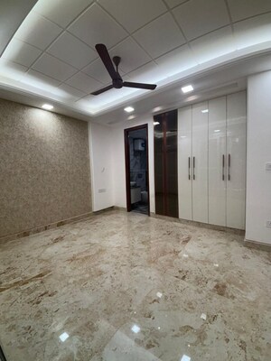 Room in 3 BHK Builder Floor at SS Southend Floors, South City 2 – for Sale