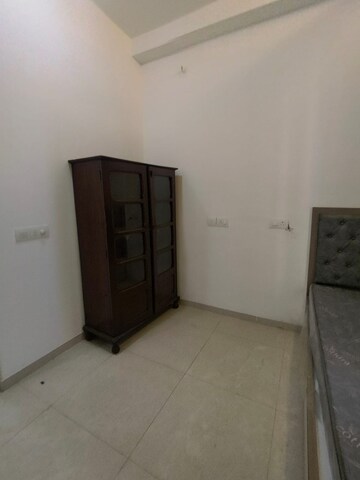 Room in 1.5 BHK Apartment at Hiranandani Fortune City, New Panvel – for Rent