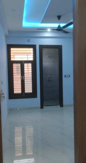 Room in 3 BHK Builder Floor at Shantideep Extension I, Gt Road – for Rent