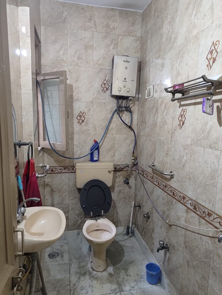 Bathroom, rohini sector 13 2 Bedroom 900 Sq.Ft. Apartment In Rohini Sector 13 Delhi 8449042