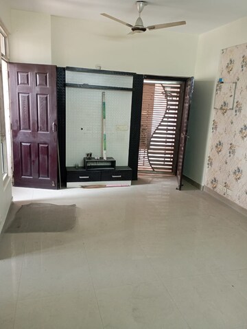 Room in 3 BHK Apartment at Supertech Cape Town, Sector 74 – for Rent