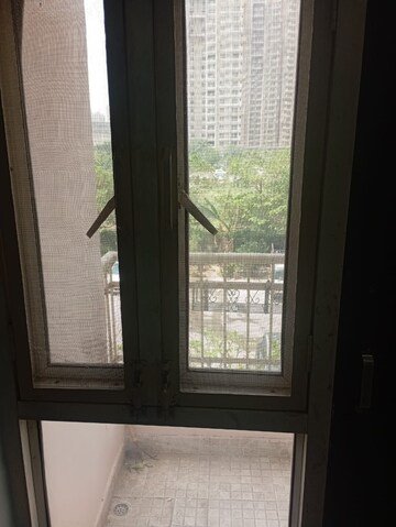 Room in 3 BHK Apartment at Supertech Cape Town, Sector 74 – for Rent