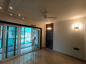 Room in 3 BHK Builder Floor at Dlf Phase ii – for Rent