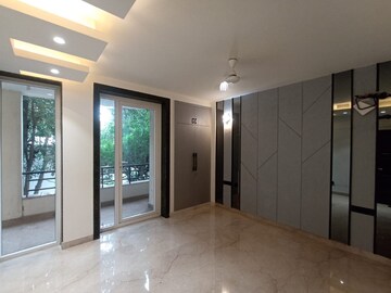 Room in 3 BHK Builder Floor at Dlf Phase ii – for Rent