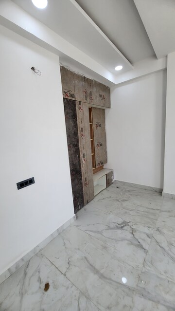 Room in 3 BHK Builder Floor at Knowledge Park V Greater Noida – for Sale
