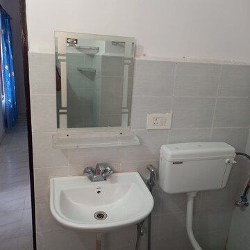 Bathroom in 2.5 BHK Apartment at Ansal Sushant Golf city, Sushant Golf City – for Rent