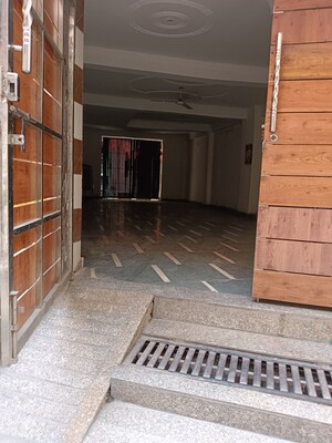 Parking in 2.5 BHK Builder Floor at Krishna Nagar – for Sale