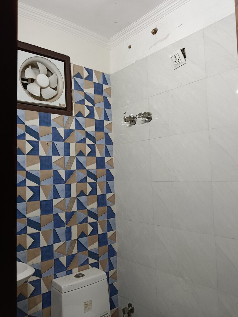 Bathroom, krishna nagar 2.5 Bedroom 675 Sq.Ft. Builder Floor In Krishna Nagar Delhi 8451611