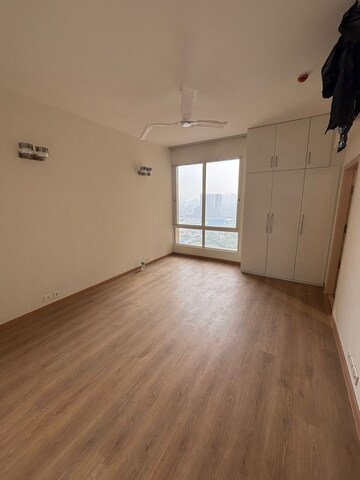 Room in 4 BHK Apartment at Pioneer Park Presidia, Sector 62 – for Rent