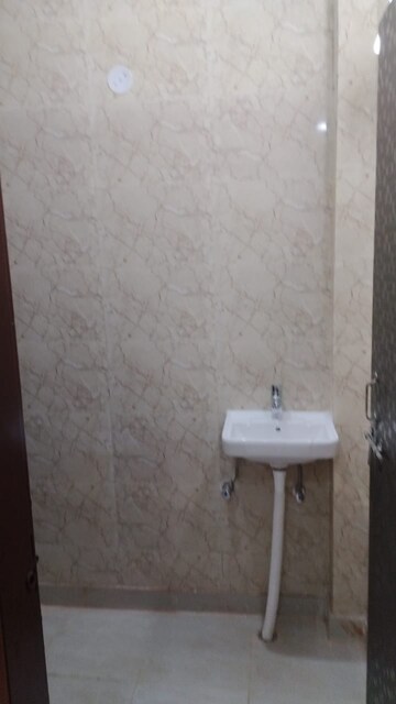 Bathroom in 2 BHK Builder Floor at Sector 40 – for Rent