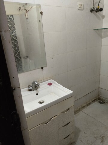 Bathroom in 1.5 BHK Apartment at Paschim Vihar – for Rent