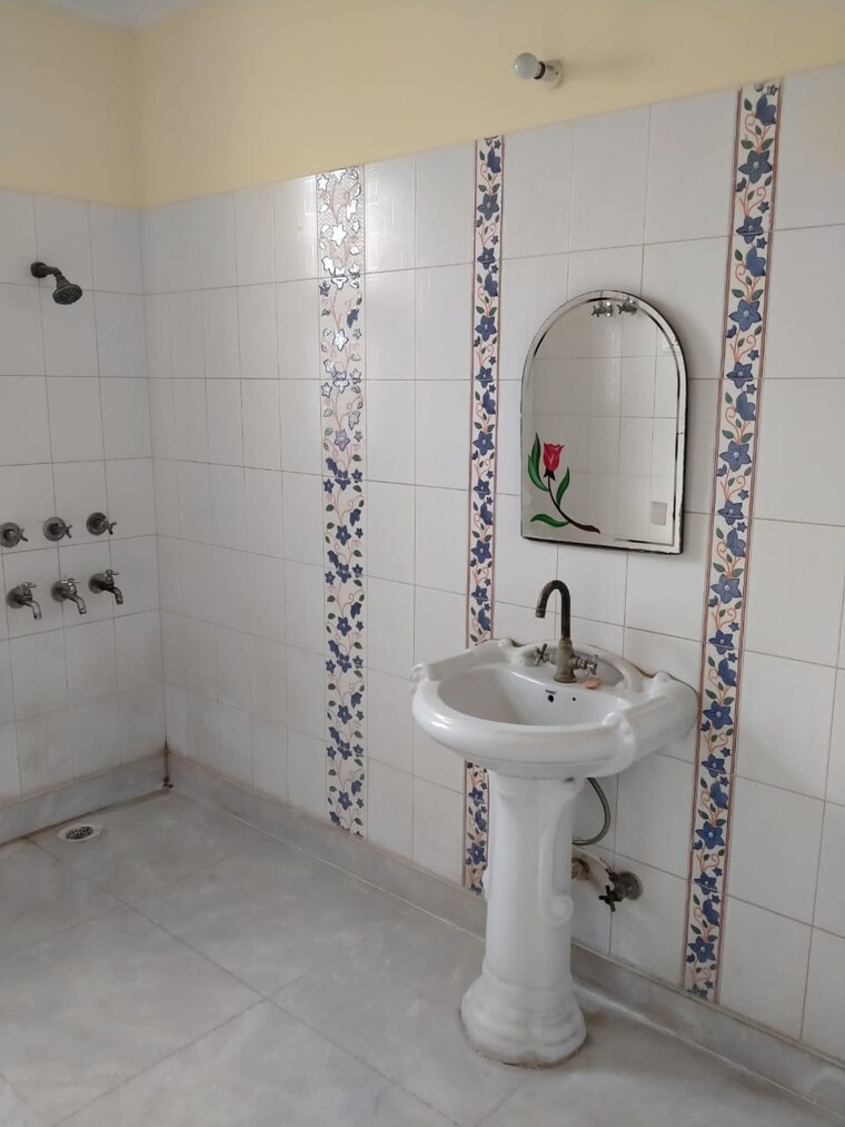 Bathroom, godrej-woods 3 Bedroom 1550 Sq.Ft. Apartment In Sector 43 Noida 8452148