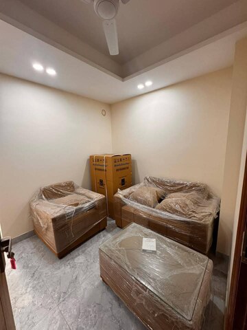 Master Bedroom in 1 BHK Builder Floor at Sushant Vyapaar Kendra, Sector 43 – for Rent