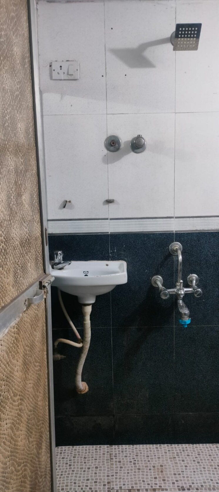 Bathroom, beena-apartment-chs 1.5 Bedroom 700 Sq.Ft. Apartment In Kopar Khairane Navi Mumbai 8452337
