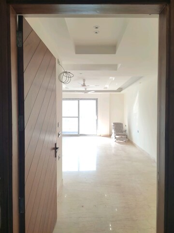Furnished Amenities in 4 BHK Builder Floor at Unitech South City II, Sector 50 – for Rent