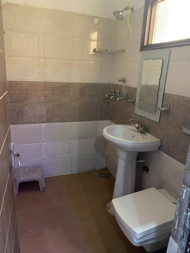 Bathroom, ambala highway 2 Bedroom 122 Sq.Yd. Apartment In Ambala Highway Zirakpur 8452652