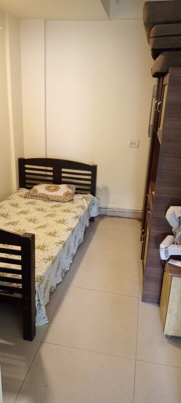 Bedroom in 2.5 BHK Apartment at Andheri West – for Rent
