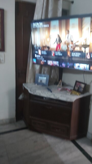 Living Room in 2.5 BHK Apartment at Mayur Vihar Phase 1 Extension – for Rent