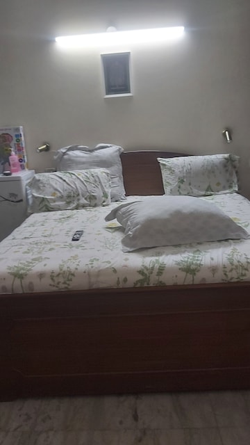 Room in 2.5 BHK Apartment at Mayur Vihar Phase 1 Extension – for Rent