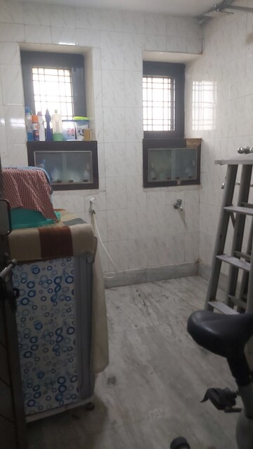Living Room in 2.5 BHK Apartment at Mayur Vihar Phase 1 Extension – for Rent