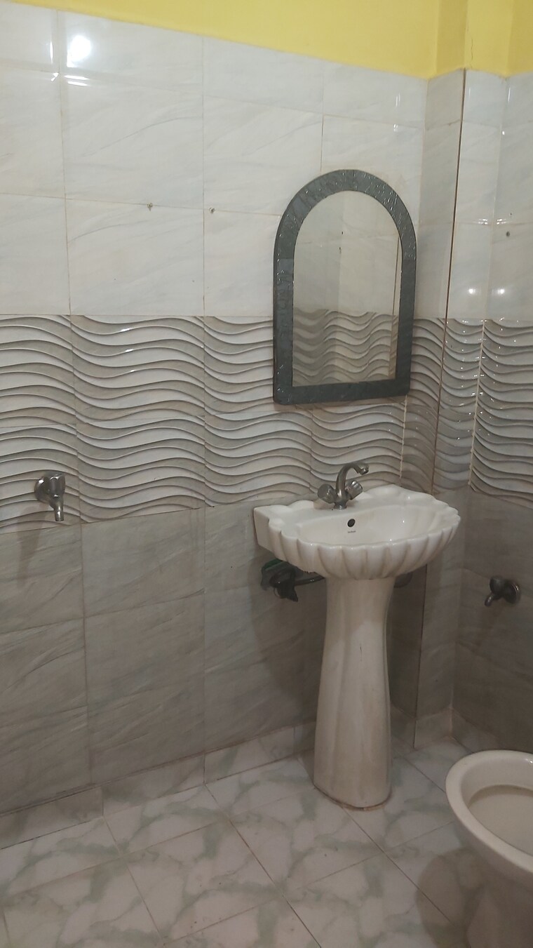 Bathroom, mayur vihar 3.5 Bedroom 1050 Sq.Ft. Builder Floor In Mayur Vihar Delhi 8452809