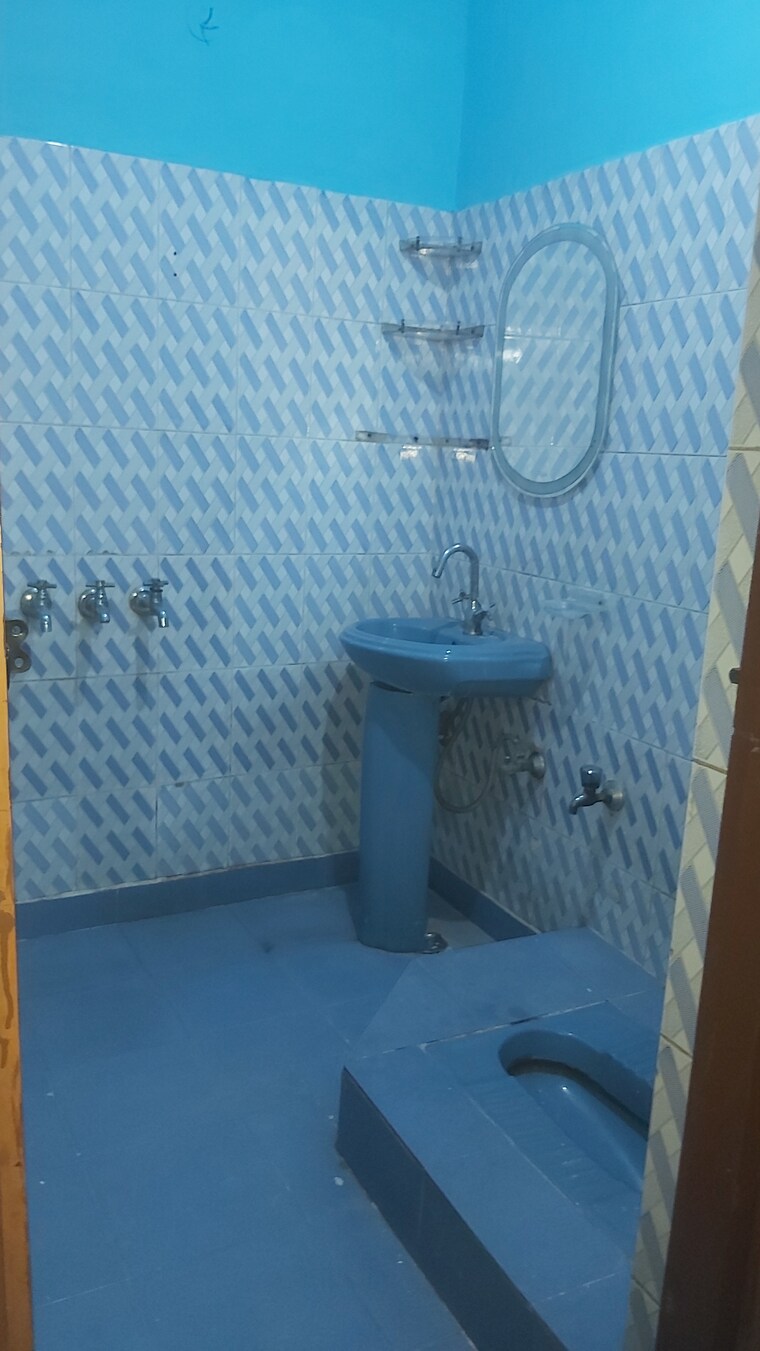 Bathroom, mayur vihar 3.5 Bedroom 1050 Sq.Ft. Builder Floor In Mayur Vihar Delhi 8452809