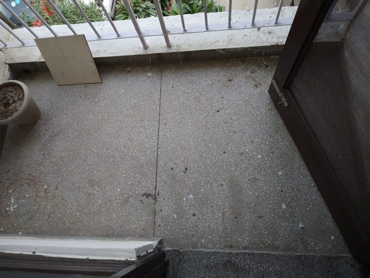 Balcony, rwa-jasola-sector-7 3 Bedroom 1200 Sq.Ft. Apartment In Jasola Delhi 8452970