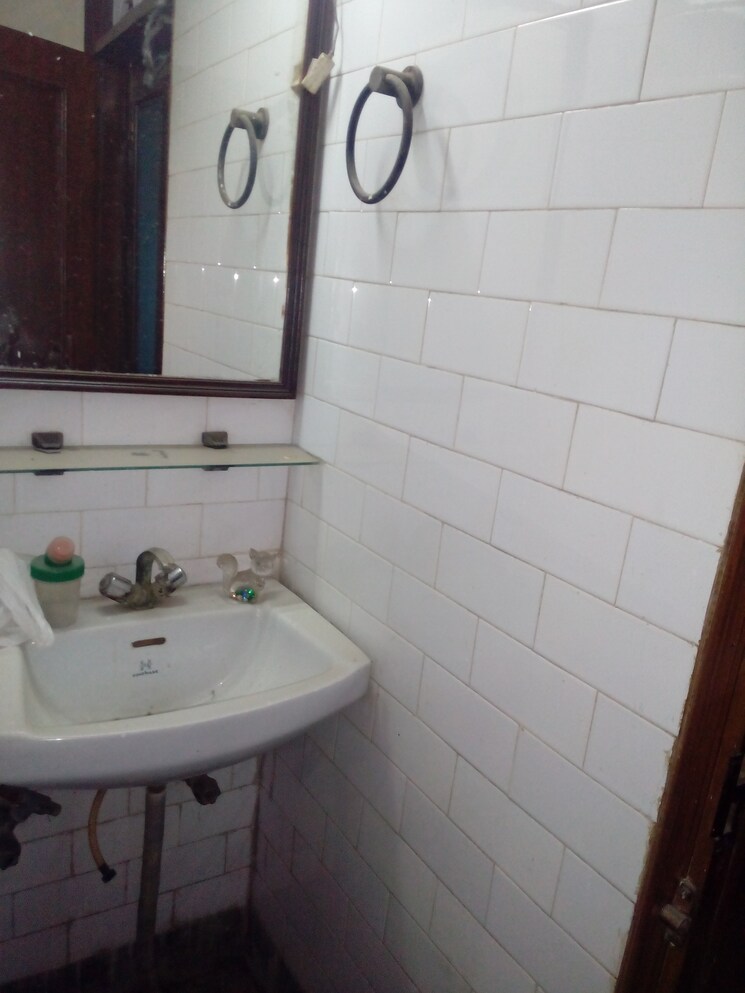 Bathroom, rwa-jasola-sector-7 3 Bedroom 1200 Sq.Ft. Apartment In Jasola Delhi 8452978