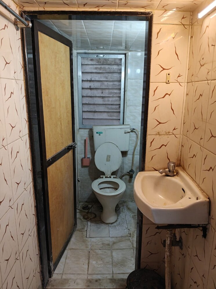 Bathroom, triveni-chs-andheri-east 2 Bedroom 750 Sq.Ft. Apartment In Andheri East Mumbai 8453592